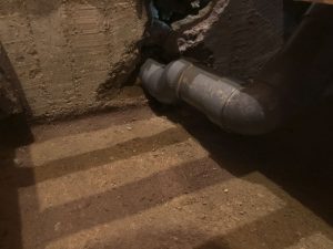 排水管を通すため壊された基礎