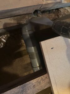 高圧洗浄機で洗浄する排水管が通っている基礎