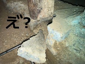 欠けた木製束の下にあるブロック