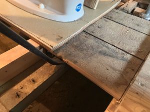 トイレの床材をバールで外す