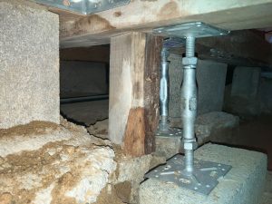 トイレ床下の土台を鋼製束で支える
