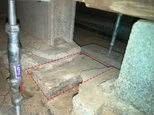 撤去した木製束跡にあるブロック片