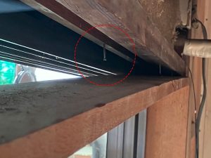 解体中の既存窓上枠と現れた隠し釘