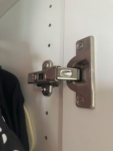 造り付け家具の丁番(ヒンジ)