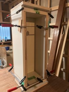 クランプで単体組み立てを行った埋め込み型造り付け収納