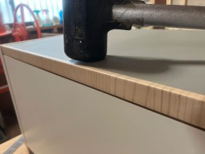 ダボマーカーでダボを付けたパーツどうしをゴムハンマーで叩いて組み立て