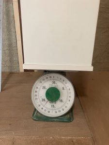 組み立てた埋め込み型造り付け収納ウォールキャビネットの重さを測ると針は18kgを指した