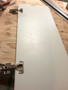 埋め込み型造り付け収納ウォールキャビネットの扉へスライド丁番を取り付ける
