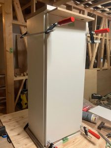 ダボとクランプで仮組みした埋め込み型造り付け収納ウォールキャビネット