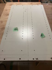 埋め込み型造り付け収納ウォールキャビネットの縦板へダボ穴を空ける