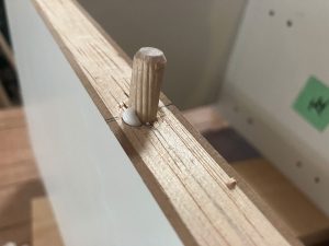 埋め込み型造り付け収納ウォールキャビネットのダボを木工用ボンドで取り付ける