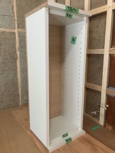 木工用ボンドが乾燥して固まった埋め込み型造り付け収納ウォールキャビネット