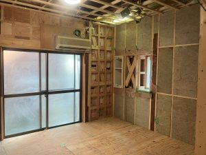 壁下地・天井下地を組み、断熱材を詰め、埋め込み型造り付け収納ウォールキャビネットを設置位置へ仮で嵌め込みリビング全体