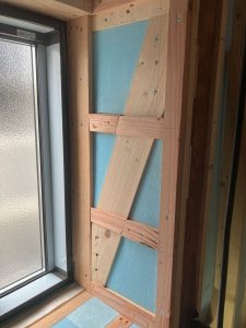 縦滑り出し窓の横の壁下地と断熱材