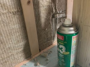 ロックウールの接着をするためスプレーのりを使用