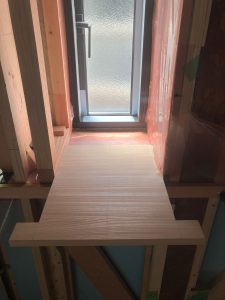 ドアだった材料を加工した天板を窓の下へ納める