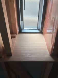 縦滑り出し窓の下にはめ込んだドアから加工した天板