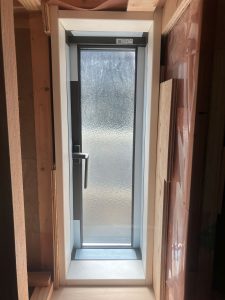 窓枠と天板を付けた縦滑り出し窓廻り