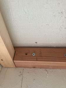 外から見た出窓底面へ天板を取り付けるため空けた下穴