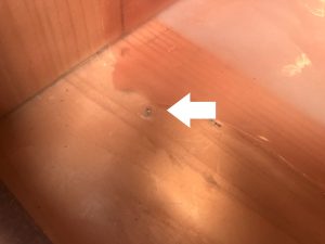 外から打ち、内側へ未だ防湿防水シートを貫かず僅かに出たビス先端