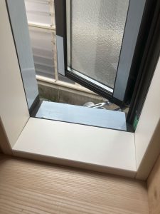 開けた縦滑り出し窓