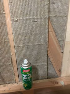 筋交いの間へ入れつつスプレーのりで接着してロックウールで覆っていいる壁面