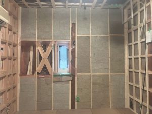 スタイロフォームの上へ15mmの空気層を設けてロックウールを詰めた部屋壁面全体